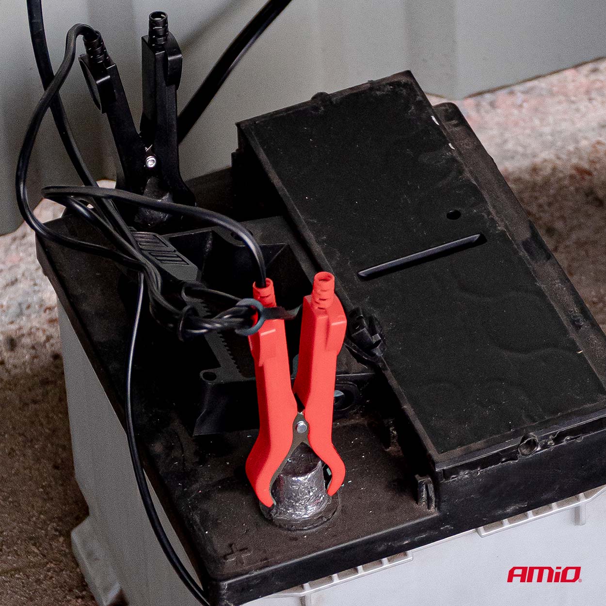 Batterilader med automatisk afslutning ved fuld opladning