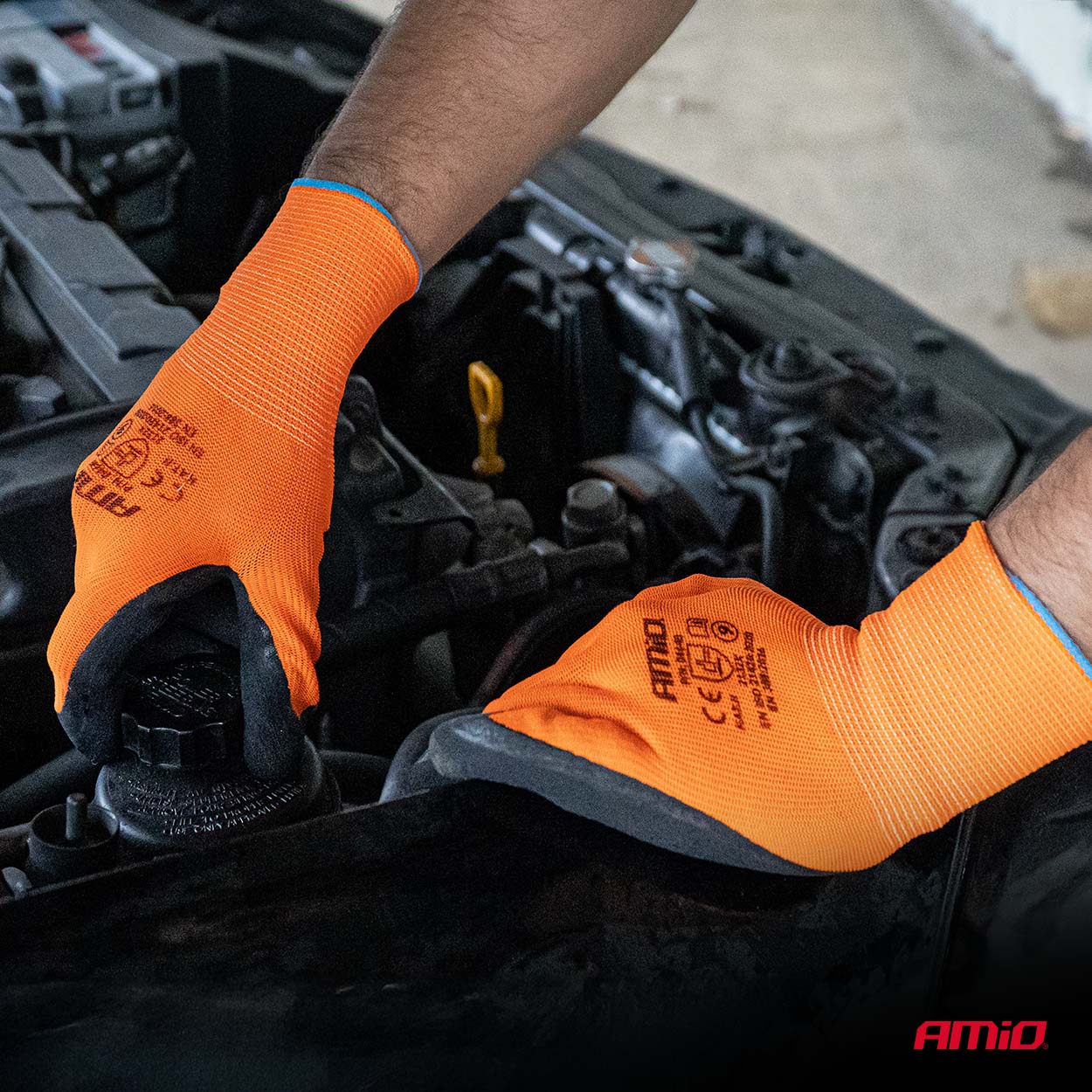 Arbejdshandsker i størrelse 8 med latexskum