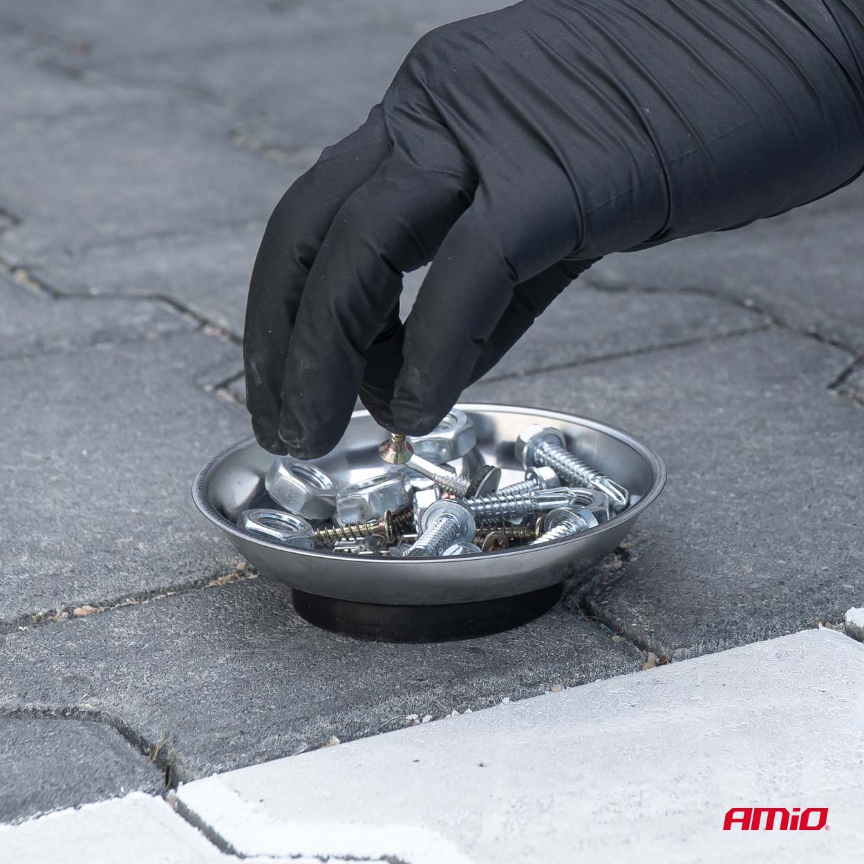 Magnetisk bakke til opbevaring af små metaldele
