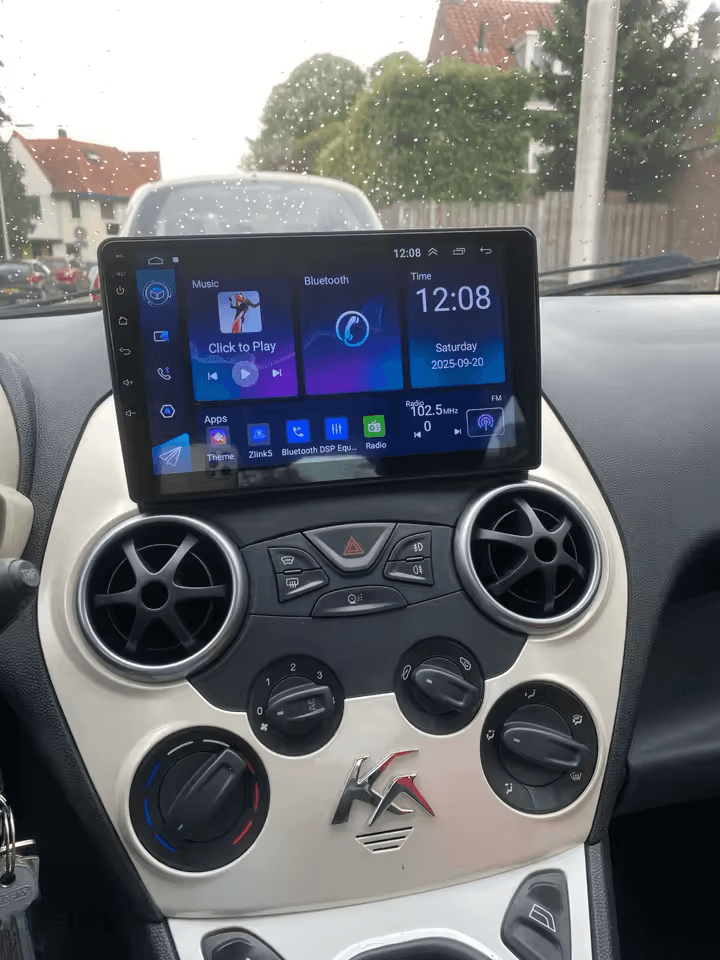 Ford Ka 08-12 – 9" Radio m. Apple CarPlay og Android Auto installeret i bilens instrumentbord.