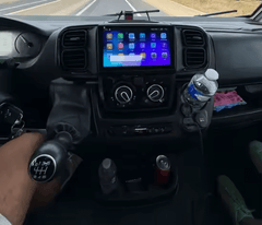 Boxer/Jumper/Ducato 20-25 - 9" Radio m. Apple CarPlay og Android Auto in a van dashboard view.